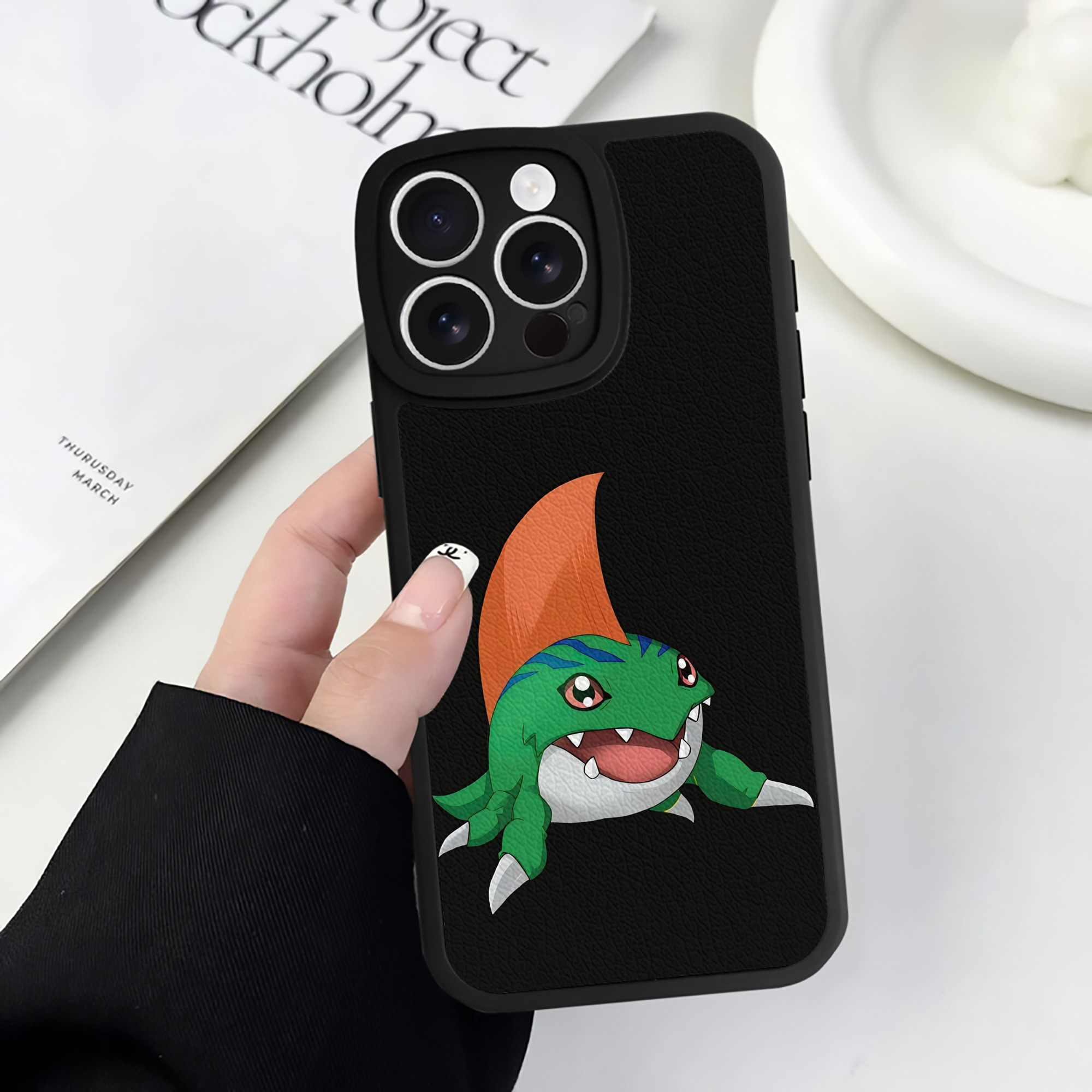 （画像用） Digimon デジタルモンスター/デジモン 【iPhone 16シリーズ対応】シリコンスマホケース（レザー調） 材質：シリコン